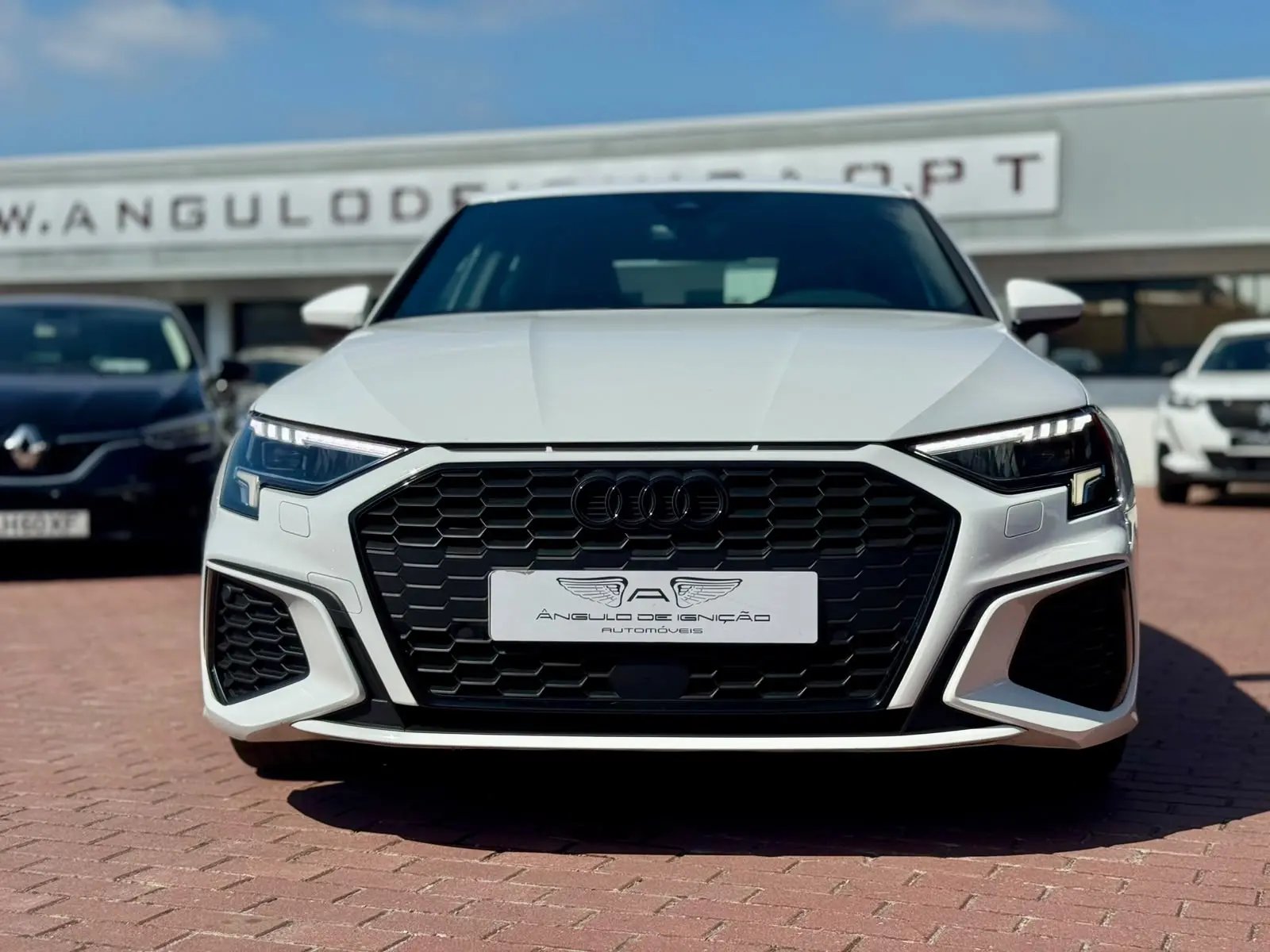 
								Audi Sedan 2022 2526000 158000 A3 Sportback 30 TFSI S tronic S line Automática completo									