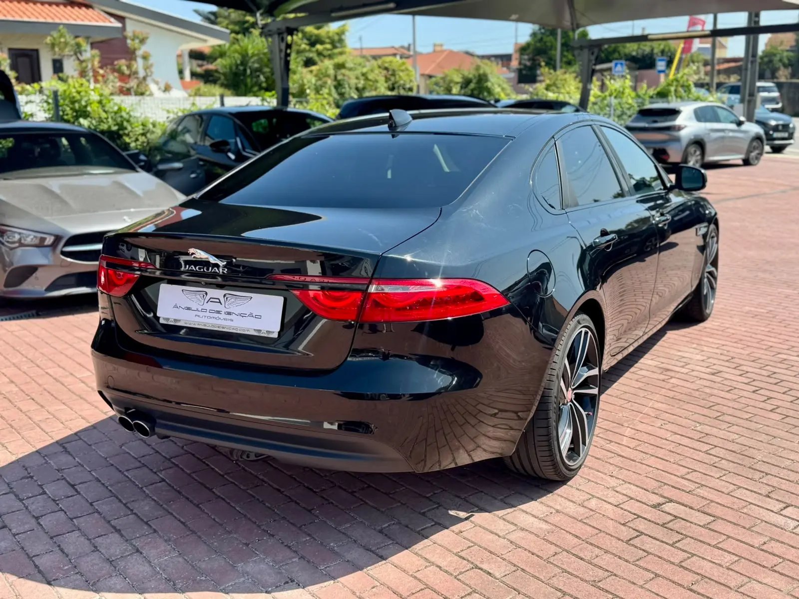 
								Jaguar Citadino 2016 2151000 214000 XF 20d Aut. R-Sport Automática completo									