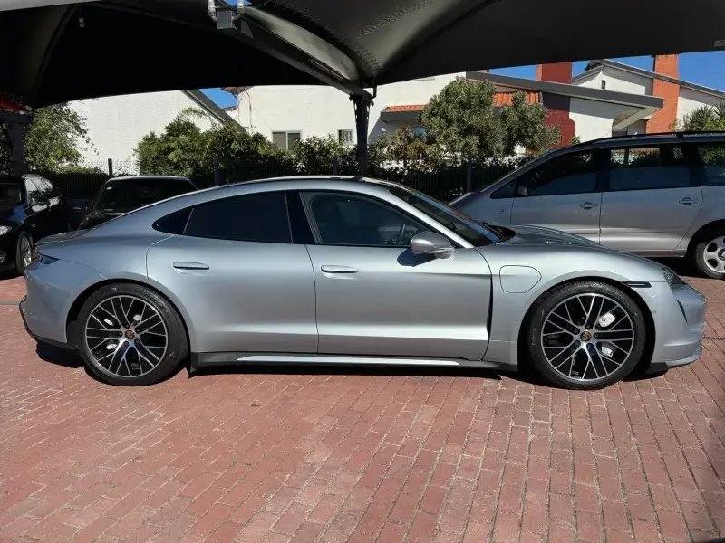 Porsche Sedan 2020 7057000 72000 Taycan Turbo Automática